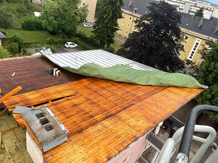 Dächer von Wohnhäusern in Villach wurden abgedeckt