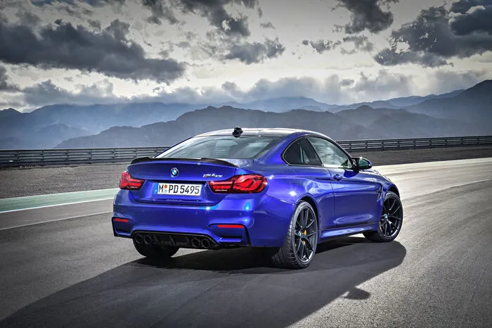 Und bevor jemand fragt: Natürlich hat BMW den M4 CS auch über die Nürburgring-Nordschleife gejagt. Diese umrundete er in 7:38 Minuten und erzielte – welch glückliche Fügung– genau eine Zeit, die zwischen der des BMW M4 und der des kompromisslos auf den Rennstreckeneinsatz ausgelegten M4 GTS liegt. Das liegt nicht nur an einem gegenüber dem M4 mit Competition Paket noch einmal im Federn-Dämpfer-Setting neu abgestimmten Fahrwerk, sondern auch auf einer moderaten Leistungssteigerung des Reihensechszylinders.