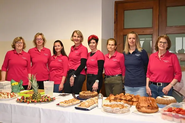 Für die Kulinarik sorgten die Trachtenfrauen aus Sirnitz, die mit regionalen Spezialitäten und hausgemachten Köstlichkeiten für das leibliche Wohl der Gäste sorgten. 