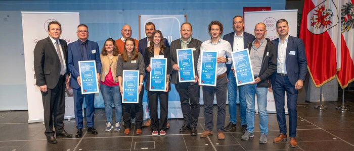 Menschen mit Urkunden in der Hand | René Zumtobel, Jürgen Hanser (Lienz), Jasmina Steiner (Lienz), Albin Mariacher (Virgen), Angelika Berger (Virgen), Hans Gumpitsch (Dölsach), Amelie Künnert (Dölsach), Gottfried Islitzer (Prägraten am Großvenediger), Lukas Brugger (Matrei), Harald Stocker (Assling), Markus Lukasser (Assling), Rupert Ebenbichler (GF Energieagentur Tirol)