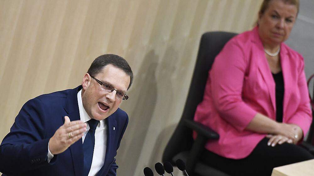 ÖVP-Klubobmann August Wöginger und Sozialministerin Beate Hartinger-Klein haben am Donnerstag die Mindestsicherung durch den Nationalrat gebracht.