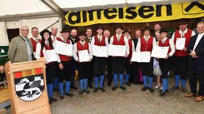 Die geehrten Musikerinnen und Musiker mit Ehrengästen und Funktionären 
