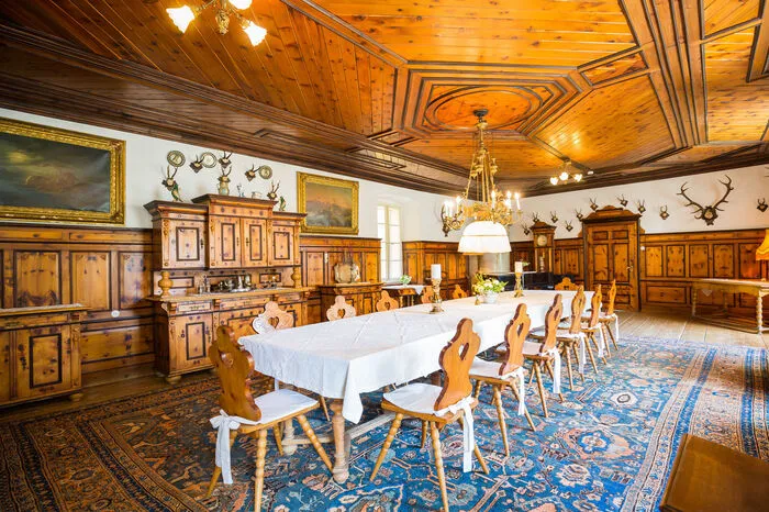 Im Zirbensaal findet bei Hochzeiten oft die Tafel statt.