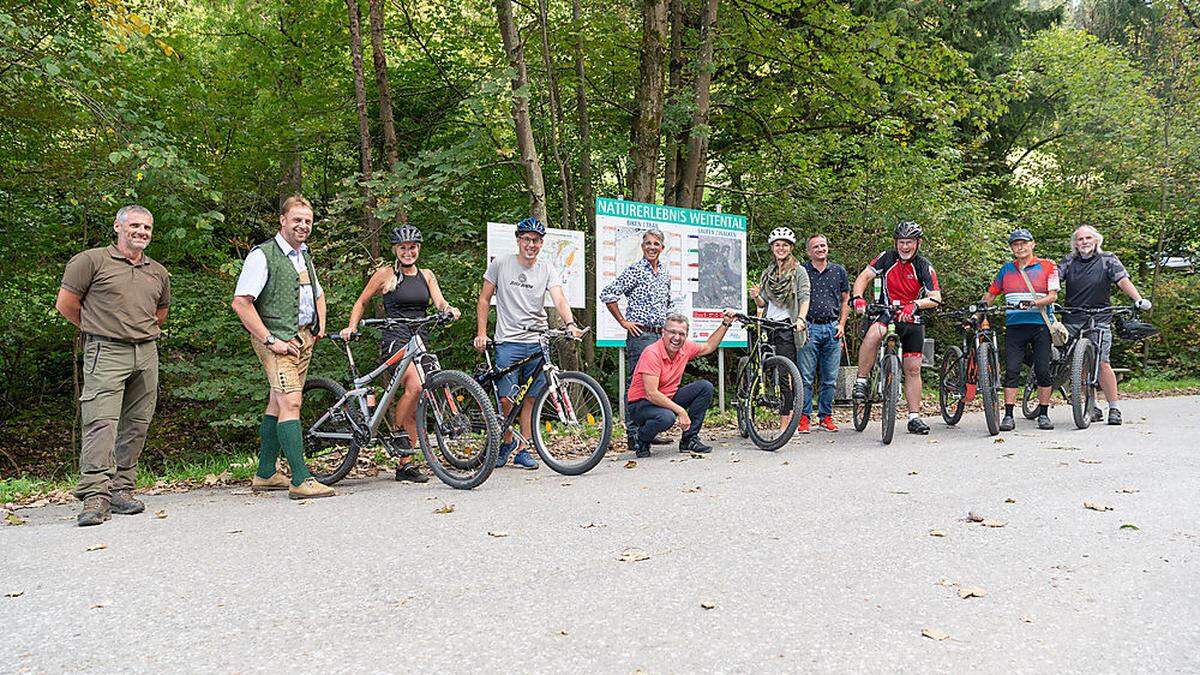 Vertreter der Stadt Bruck und des Tourismusverbandes mit Mountainbikebegeisterten bei der Eröffnung der Strecken im Weitental