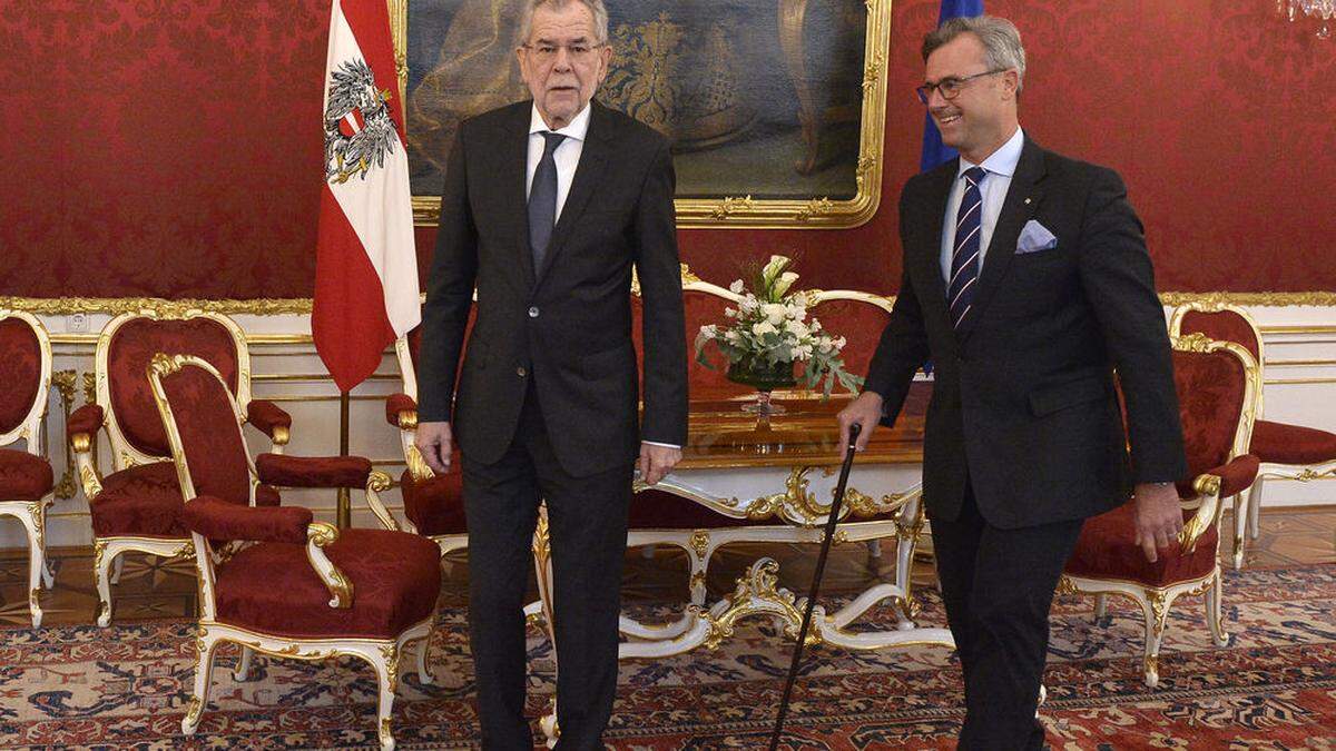 Fototermin vor der Tapetentüre: Van der Bellen und Hofer