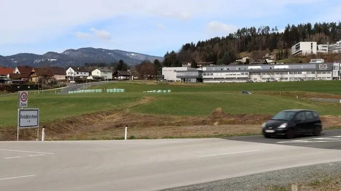 Auf der Fläche zwischen Kreisverkehr und dem Bundesschulzentrum sollen sich Gewerbebetriebe ansiedeln