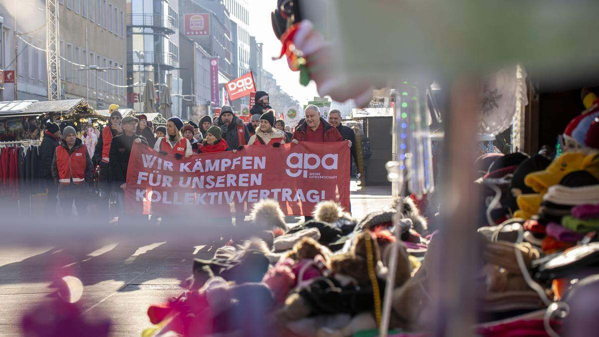 Nach dem Abbruch der fünften KV-Runde im Handel kam es am Wochenende zu Protestkundgebungen in Wien sowie den meisten Landeshauptstädten  | Nach dem Abbruch der fünften KV-Runde im Handel kam es am Wochenende zu Protestkundgebungen in Wien sowie den meisten Landeshauptstädten 