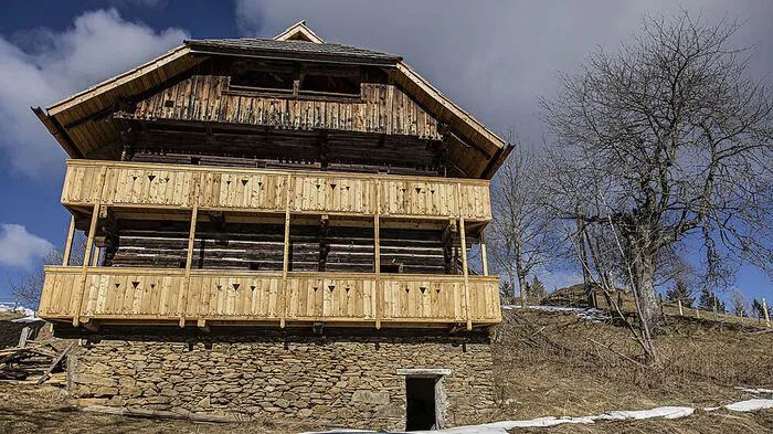 Neues Dach, neuer Balkon - der Urhof wird wieder zum Leben erweckt.