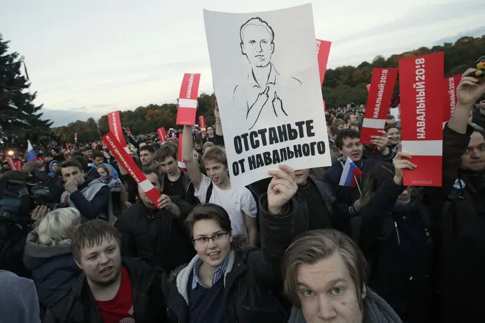 In Putins Heimatstadt St. Petersburg griffen die Sicherheitskräfte bei der nicht genehmigten Kundgebung hart durch, wie die Zeitung "Nowaja Gaseta" schrieb. Demnach wurden dort am Samstag mindestens 100 Menschen in Gewahrsam genommen.