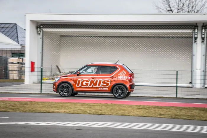 Suzuki Ignis: DAS IST DIE HÖHE!SUV? Kleinwagen? Crossover? Die Neuauflage des kleinen Japaners ist alles auf einmal. Das Spezielle am Ignis: Jedes Detail an ihm hat einen Sinn. Die hohe Karosserie verspricht jede Menge Platz im Innenraum, das steile Heck einen gut nutzbaren Kofferraum. Da die Karosserieüberhänge aber nahezu komplett wegrationalisiert wurden, liegt er so knackig, wie er aussieht. Entsprechend zeigt sich auch der Innenraum klar und aufgeräumt, dennoch voll bestückt: Er verfügt über bequeme Sitze, Klimaanlage und natürlich ein modernes Info tainmentsystem mit Touchscreen in der Armaturenbrettmitte, über das sich das Smartphone ganz bequem verknüpfen lässt. Sicherheit? Einen Spurhalteassistenten gibt’s ebenso wie einen Müdigkeitswarner und einen  Notbremsassistenten. Wer bei jedem Wetter auch aktiv sicher unterwegs sein möchte, der greift zur Version mit Allradantrieb. Und wer zudem auch noch sparsamer fahren will, für den bietet Suzuki optional ein Mild-Hybrid-System an. Das sorgt nicht nur für eine Sprit ersparnis von 0,3 Liter Benzin auf 100 Kilometern: Die zusätzlichen 50 Newtonmeter Drehmoment tauchen schon beim Anfahren kräftig an.TECHNIK IM BLICKNiedrigster CO2-Wert: 97 g/kmGeringster Verbrauch: 4,3 Liter BenzinKofferraumvolumen: 260 bis 1100 LiterAbmessungen: 3700/1660/1595 mm L/B/HMotoren: 1 Benziner mit 90 PS