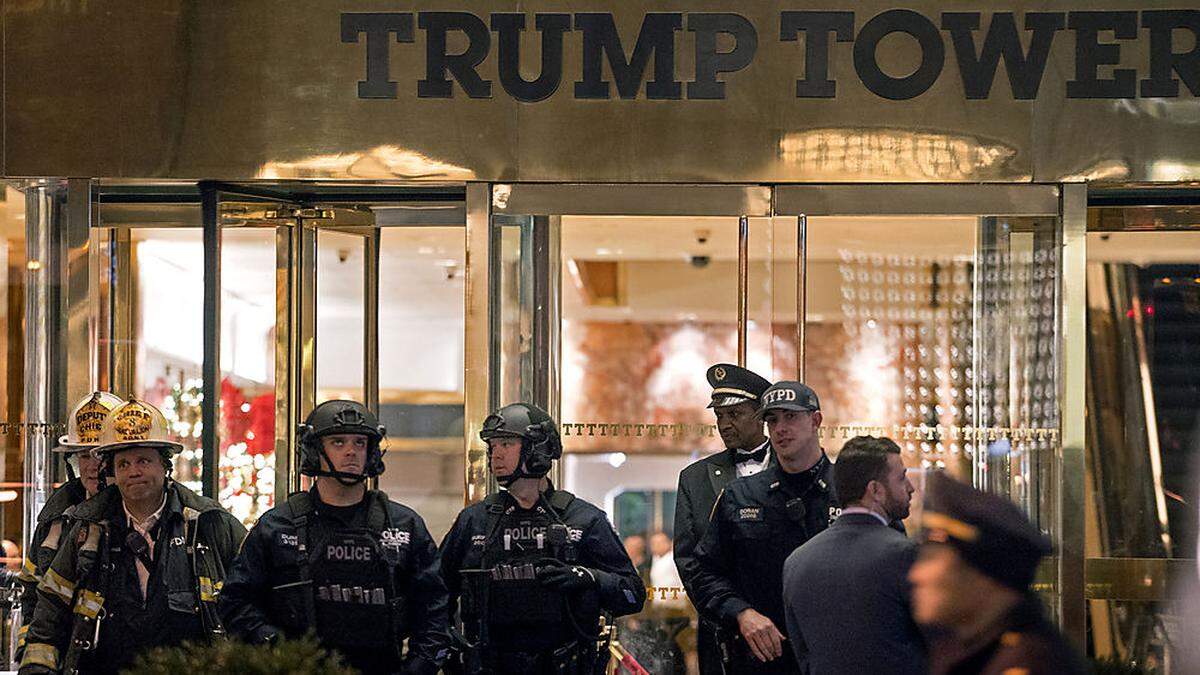 Polizei und Feuerwehr postierten sich vor dem Trump Tower