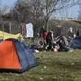 Weiterhin campieren zahlreiche Flüchtlinge nahe der griechischen Grenze