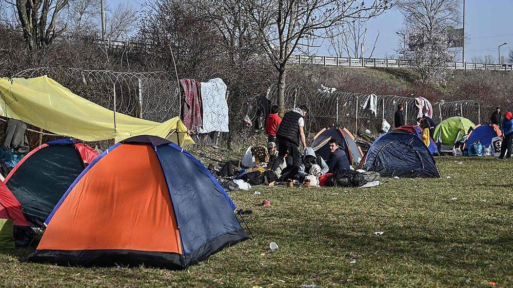 Weiterhin campieren zahlreiche Flüchtlinge nahe der griechischen Grenze