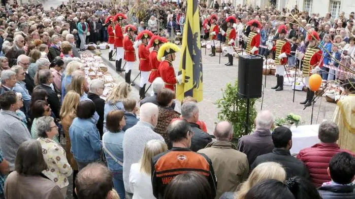 Ein beliebter Kärntner Brauch ist die „Fleischweihe“ am Karsamstag am Osterwochenende. Auch in der Bezirkshauptstadt St. Veit fanden sich aus diesem Grund am Samstag um die Mittagszeit Jung und Alt am Hauptplatz bei der Pestsäule ein. Mit im Gepäck hatte man einen Korb, in dem - von einem hübschen Tuch vor neugierigen Blicken geschützt - Osterfleisch, Ostereier, Osterbrot und noch vieles mehr fein geordnet seinen Platz hatte. 