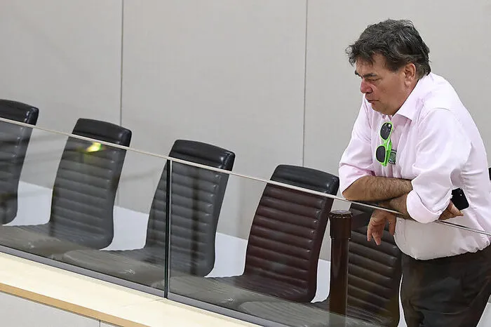 "Wir werden nicht die Flucht antreten, wenn man uns zu Sondierungen einlädt." - Es gibt ja noch andere. Grünen-Chef Werner Kogler würde vielleicht schon mit türkis...