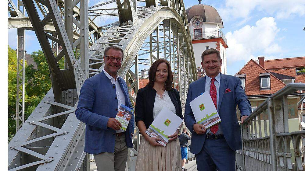 Robert Herzog und Astrid Baumann vom Tourismusverband präsentieren mit Kurt Wallner die positiven Zahlen des ersten Halbjahres   