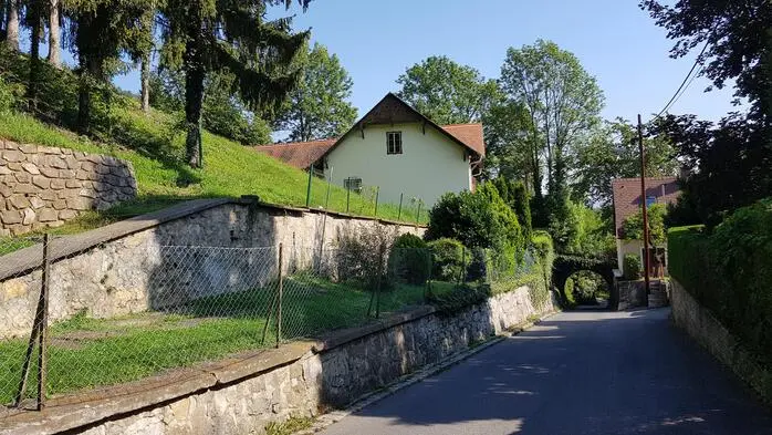 Blick in den Gritzenweg. Das Gebäude links soll abgerissen werden, am Hang in Richtung Kollerbergweg hinauf sind drei Baukörper mit 16 Wohnungen und eine Tiefgarage geplant