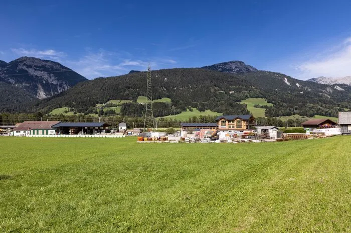 Im Norden sind bereits einige Unternehmen angesiedelt, unter anderem die Baufirma Granit...