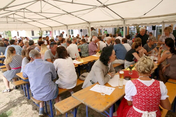 Im Anschluss an die Festmesse mit Pfarrer Alfred Strigl lud der örtliche Singkreis zum Kirchtag. 