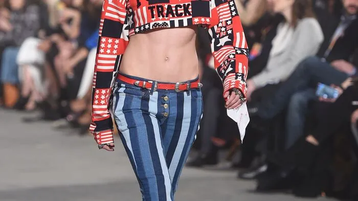 Tommy Hilfiger steckte seine Models in hippieske Stücke, die vor allem die Mitte der Frau in den Mittelpunkt rücken.
