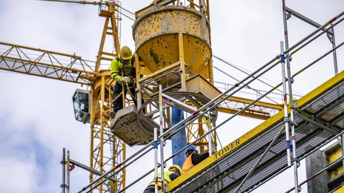 Betonierarbeiten auf einer Baustelle, Neubau eines Bürohochhauses, Fassade des Rohbaus, eingerüstet, Köln, NRW, Deutschland Baustelle Köln *** Concreting work on a construction site, new construction of a high-rise office building, facade of the shell, scaffolded, Cologne, NRW, Germany construction site Cologne