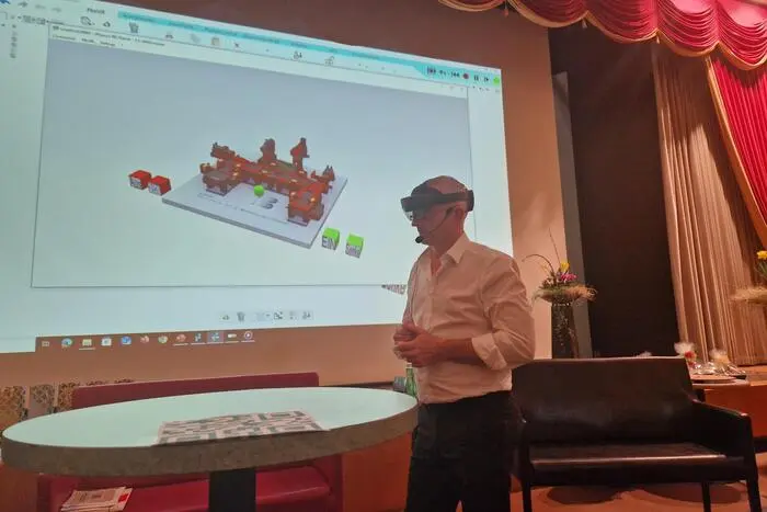 Paul Fürli gab mittels VR-Brille Einblick in modernste Technik.