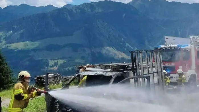 Das Fahrzeug brante völlig aus, ein Waldbrand konnte aber verhindert werden