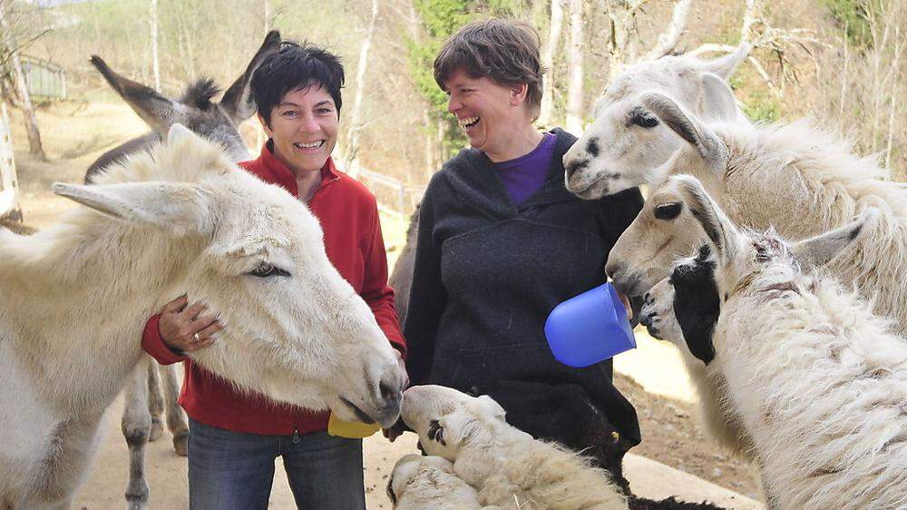 Glücklich am „Weiberhof“: Erika Hütter und Nina Riess mit ihren vierbeinigen Mitbewohnern