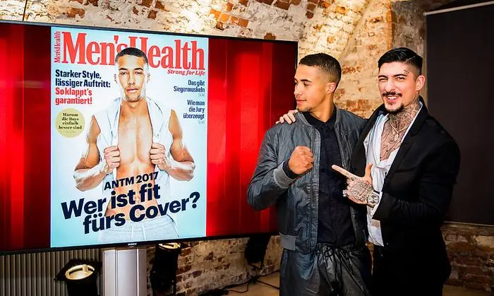 Isak mit Teamleader Bamdad Daniel und seinem ersten Cover