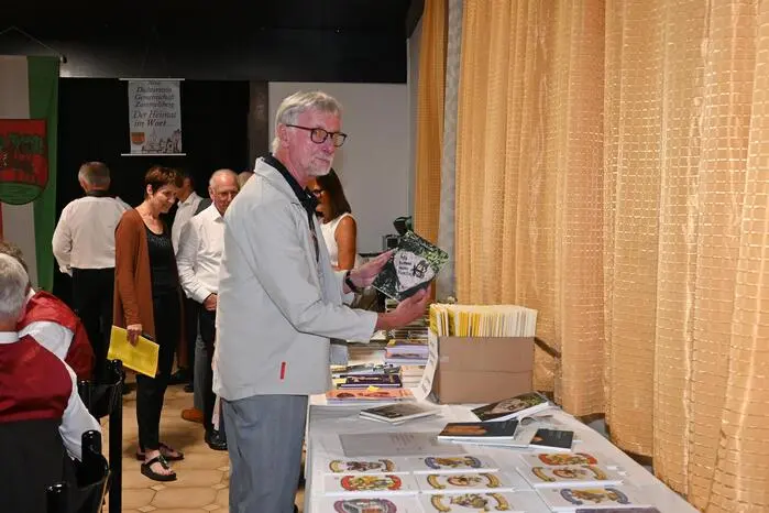 Am Büchertisch konnten sich die Gäste durch die Literatur der letzten 40 Jahre stöbern.