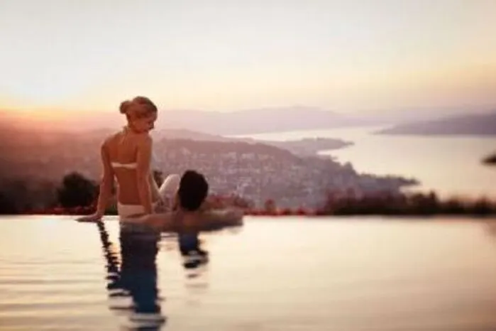 Unverbaute Blicke über den Zürichsee.Hoch über Zürich befindet sich das Panorama Resort & Spa Feusisberg. Mit über 2.000 Quadratmeter Wellness-Fläche ist es ein wahres Spa-Paradies. Der Außenbereich mit Pool umfasst etwa 300 Quadratmeter und ist bis spätabends geöffnet. Gäste haben damit die Möglichkeit, den Sonnenuntergang aus dem Pool zu genießen.