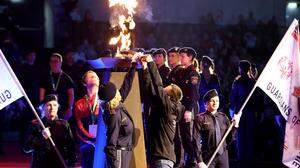 Die Special Olympics wurden mit der Entzündung des Feuers feierlich eröffnet
