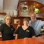 Die Familie Riedl hinter der Theke
