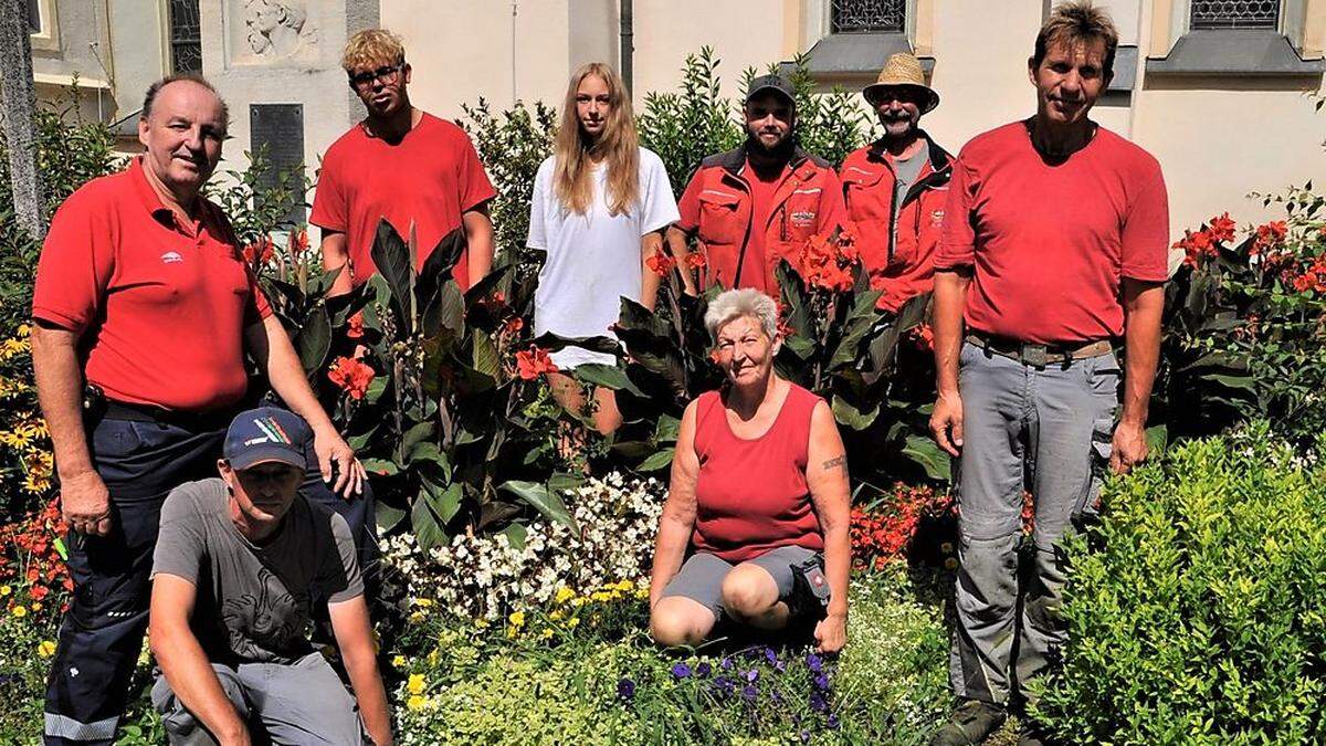 Gemeinde- und Bauhofmitarbeiter kümmern sich in vielen Gemeinden um den Blumenschmuck. Im Bild: Günther Friedrich, Daniel Zöhrer, Ferial Luisa Krigl-Wenzel, Michael Kremser, Günter Schriebl, Alois Wichra, hockend von links Christian Gallaun, Manuela Kameritsch