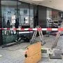 In diese Bankfiliale in der St. Veiter Straße raste der 94-Jährige