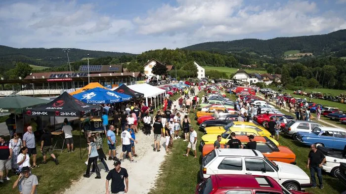Zum 8. Mal veranstaltete der Veitl Club Sonnhofen das Oldtimertreffen, dabei gab es für die Besucher Motorräder, Traktore und besonders viele und seltene Autos zu bestaunen