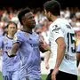 Vinicius Jr. (links) stand beim Spiel zwischen Valencia und Real Madrid im Zentrum der rassistischen Anfeindungen.