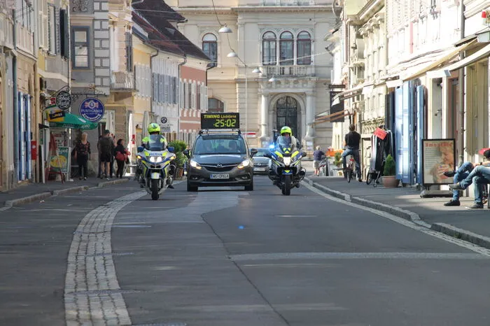 25 Minuten nach Start kündigte sich die Spitze der Läufer am Hauptplatz von Bad Radkersburg an.