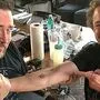 Besitzerstolz: Robert Downey jr. prösentiert sein brandneues "Avengers"-Tattoo