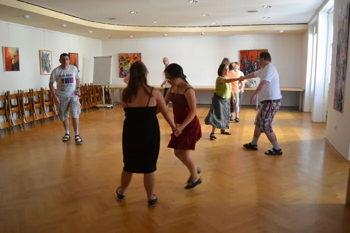 Dabei geht es nicht um die richtigen Schrittfolgen, sondern um die Freude am Tanzen.