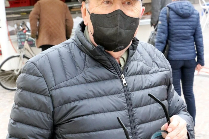 Beim Einkaufen gesichtet wurden unter anderen die St. Veiter Rockröhre Dieter Themel (Foto), Künstler Erwin C. Klinzer, Bankdirektor Klaus Hofstätter sowie der Plastische Chirurg Harald Moshammer. 