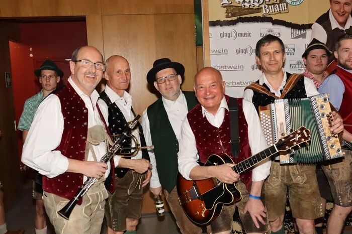 Für ein Revival der besonderen Art sorgten die unvergesslichen "4 Holterbuam". Obwohl sie bereits 2009 ihre Bühnenkarriere an den Nagel gehängt hatten, gratulierten Franz Krammer, Rudi Pöschl, Alois Guggi und Martin Krammer den Pagger Buam mit einem Feuerwerk an Holterbuam-Hits.