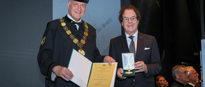 Rektor Peter Moser von der Montanuniversität Leoben verlieh Saubermacher-Gründer Hans Roth die Würde eines Ehrensenators