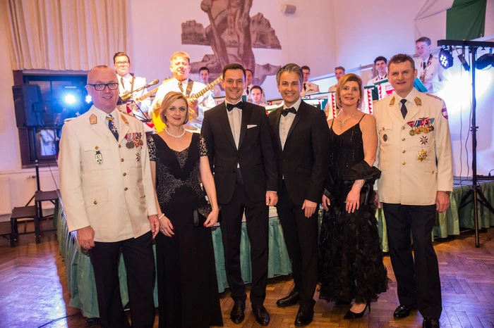 Als Gäste begrüßte der Kommandant der Landstreitkräfte, Franz Reißner (r.), der mit Silvia Angerbauer (Gleichbehandlungsbeauftragte; 2. b. r.) antanzte, u. a. die Präsidenten Gerald Schöpfer (Rotes Kreuz), Erich Cibulka (Offiziersgesellschaft) und Bundesrats-Vizepräsident Ernst Gödl. Im Bild von links: Heinz und Iris Zöllner, Ernst Gödl, Kurt Hohensinner.
