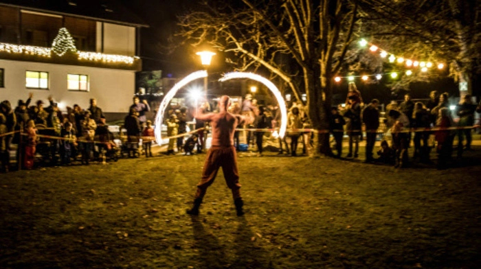 Ein Fest der Liebe und Dankbarkeit: Am Freitag fand im SOS-Kinderdorf Moosburg das vorweihnachtliche Dorffest statt. Dieses Mal mit einer Feuerschlucker-Darbietung.
