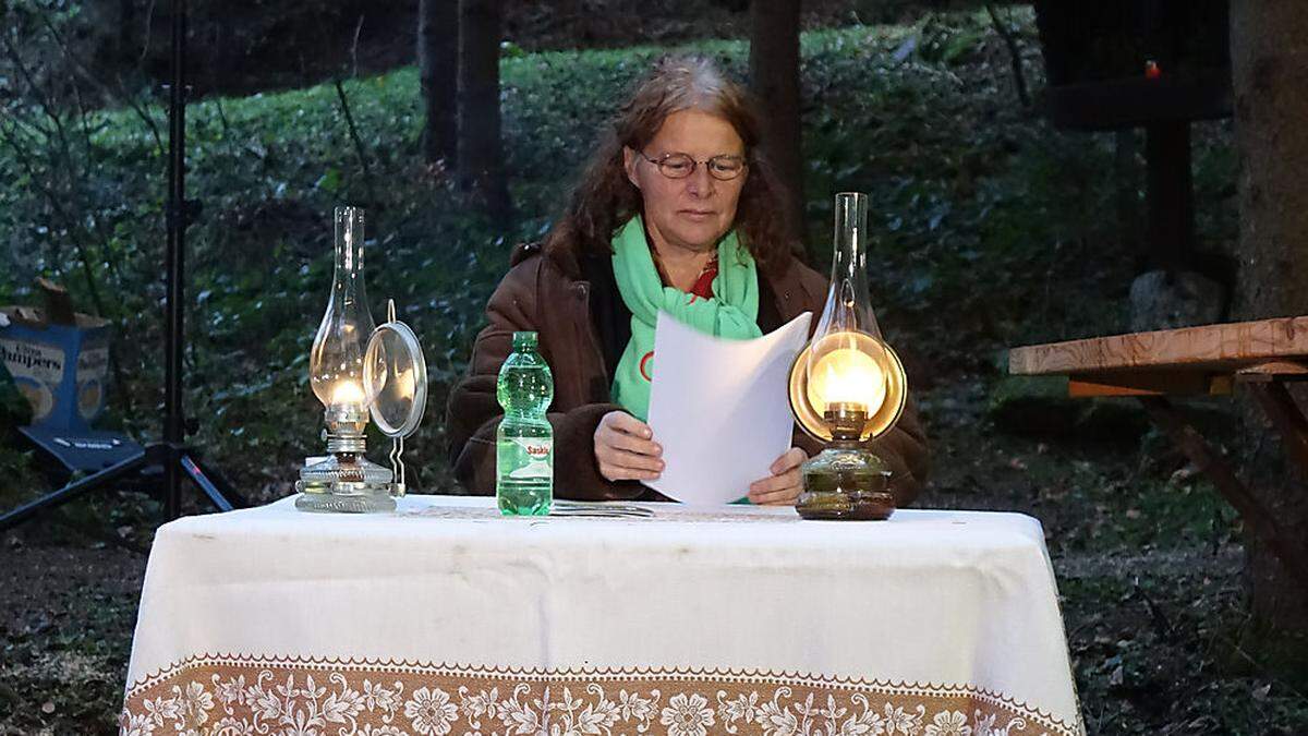 Klaudia Blasl gab eine Lesung ihres neuen Krimis vor der Rauchkuchl in der Stanz