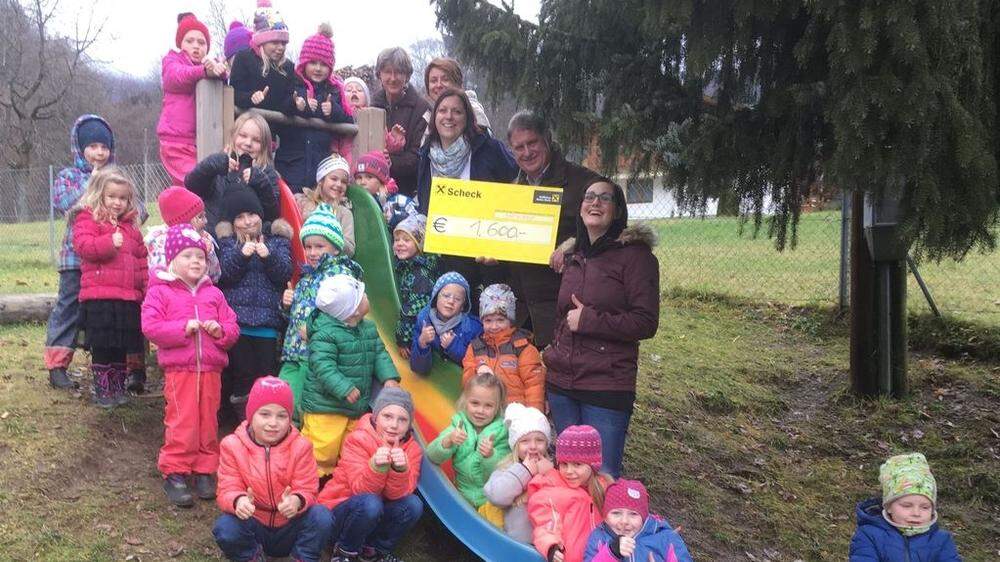 Der Afritzer Kindergarten spendete den Erlös des Martinsfestes