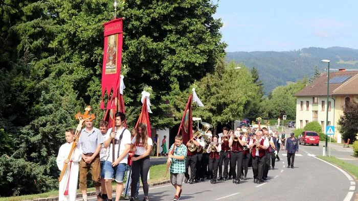 Der Auftakt zum heurigen Jaklinger Kirche, war nach der Messe in der Kirche, der Umgang durch den Ort. 