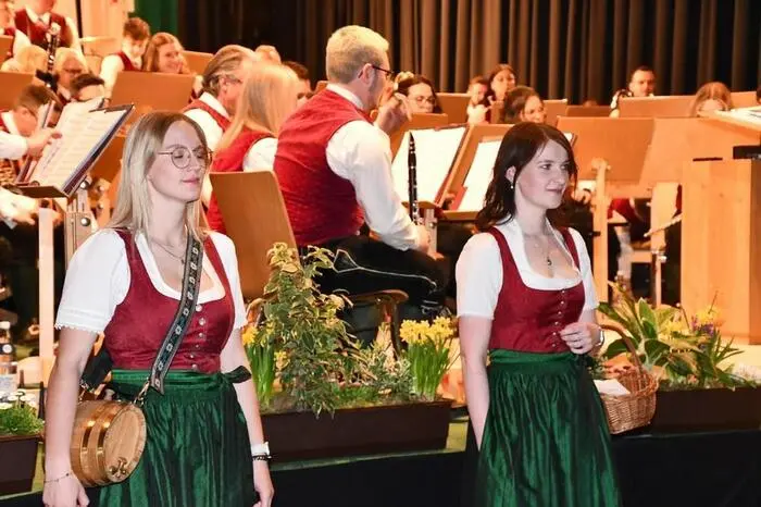 Mit „Magni Fortisque“, einem Konzertmarsch von Manfred Hirtenlehner, wurde das Programm eröffnet. Nach der Pause gab es auch einige Stücke vom Jugendorchester unter der Leitung von Christian Jank.