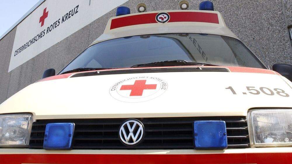 Der verunglückte Motorradlenker wurde vom Roten Kreuz erstversorgt